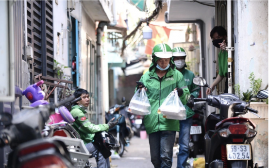 Những tiếng gọi lấy đơn hàng của shipper trong hẻm nhỏ