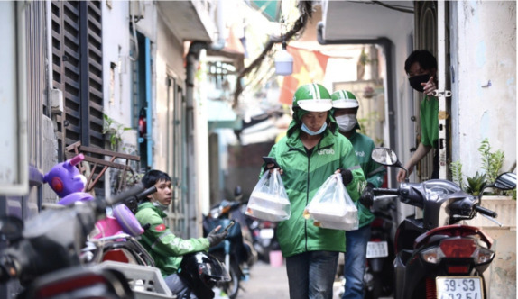 Những tiếng gọi lấy đơn hàng của shipper trong hẻm nhỏ